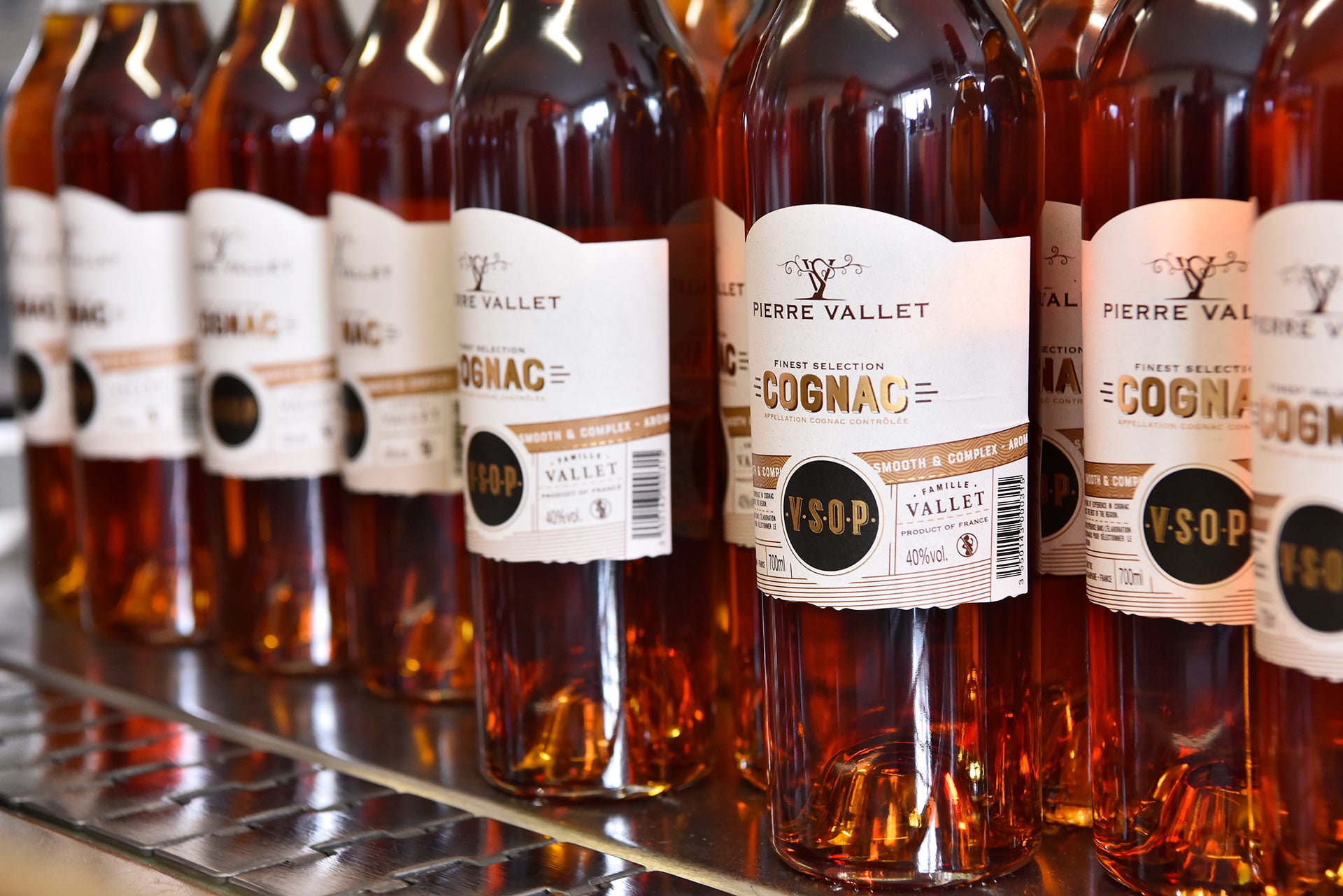 Mise-en-bouteille-cognac-pierre-vallet-optim Mise-en-bouteille-cognac-pierre-vallet-optim